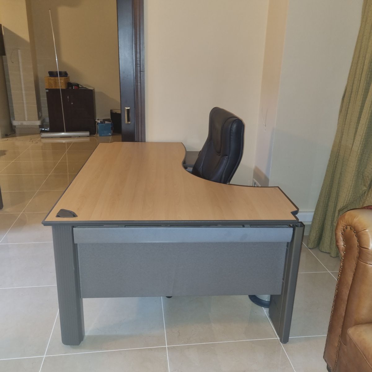 Matériel de bureau - 3 tables type L, armoire et chaise