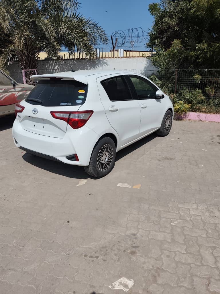 Voiture Vitz 2017, état neuf, caméras, papier prêt