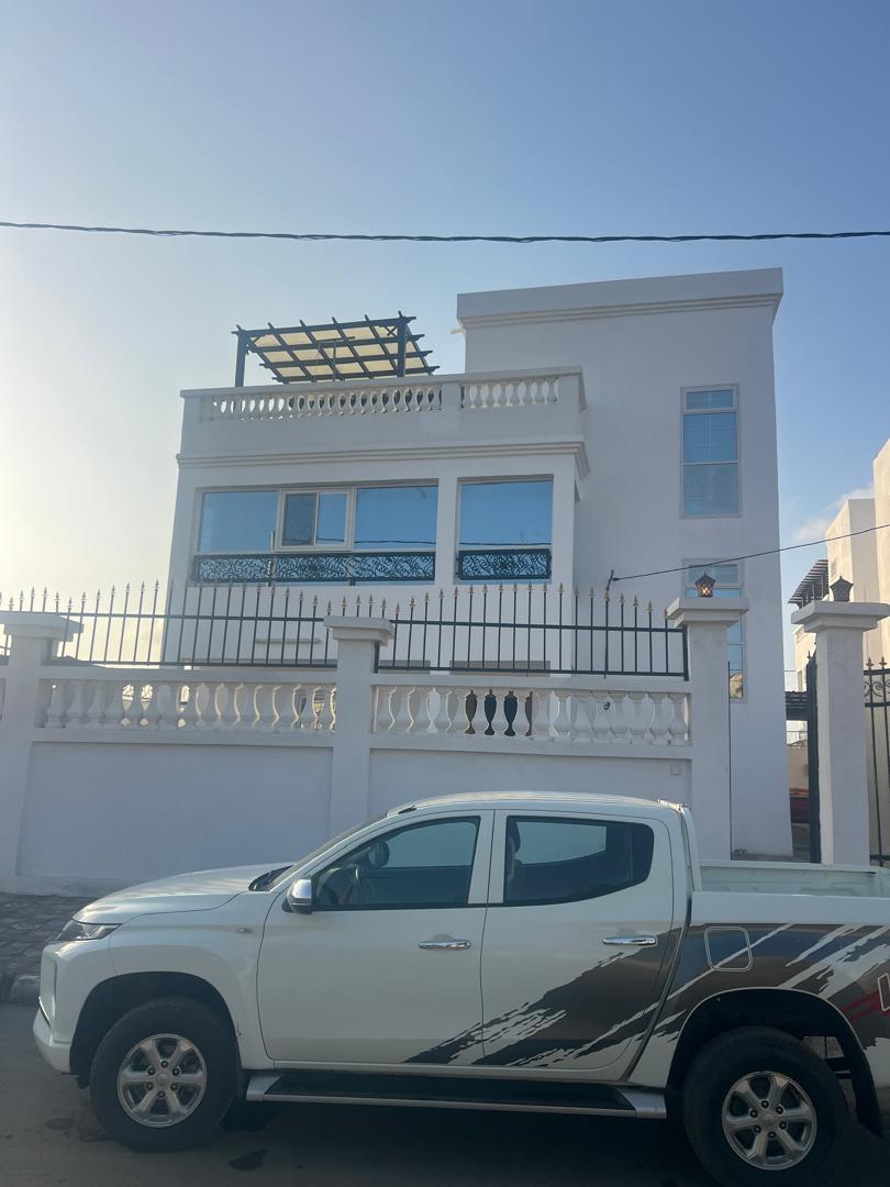 Villa R+2 à louer avec 6 chambres, parking et terrasse à Cité Dawaley