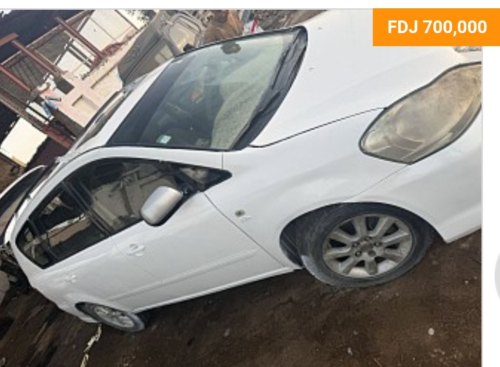 Toyota Versa 2017, 7 places, nouvelle peinture, 2 clés