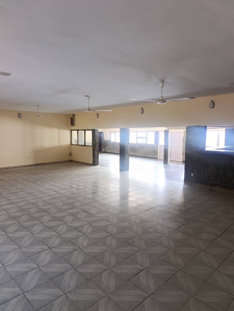 Restaurant à louer avec grande salle climatisée et terrasse à Ambouli