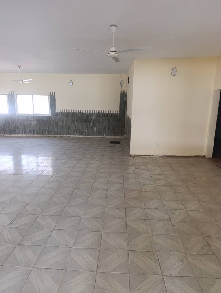 Restaurant à louer avec grande salle climatisée et terrasse à Ambouli