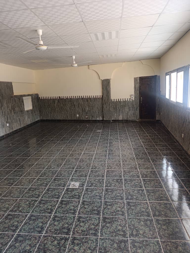 Restaurant à louer avec grande salle climatisée et terrasse à Ambouli