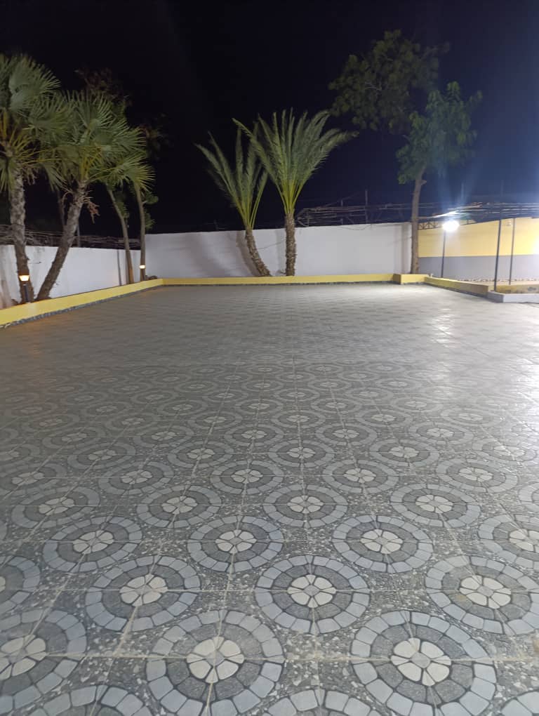 Restaurant à louer avec grande salle climatisée et terrasse à Ambouli