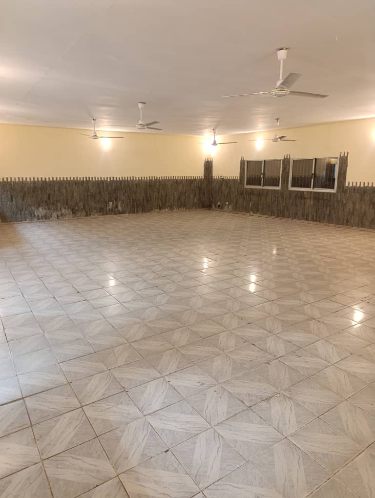 Restaurant à louer avec grande salle climatisée et terrasse à Ambouli