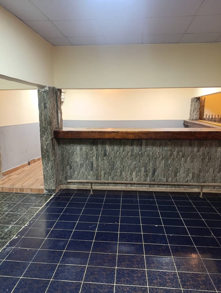 Restaurant à louer avec grande salle climatisée et terrasse à Ambouli