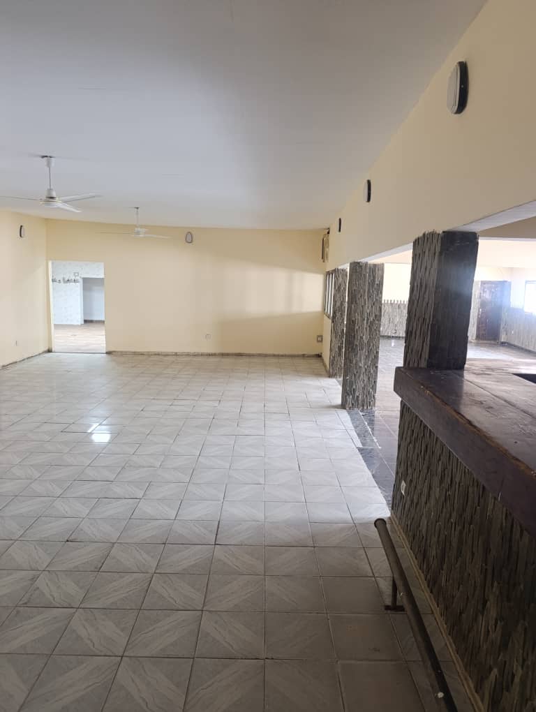 Restaurant à louer avec grande salle climatisée et terrasse à Ambouli