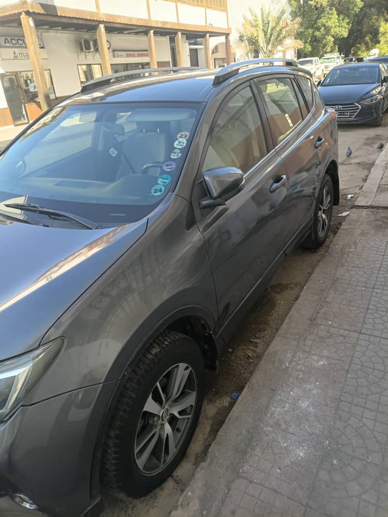 Toyota Rav4 2017, essence, excellent état, faible kilométrage