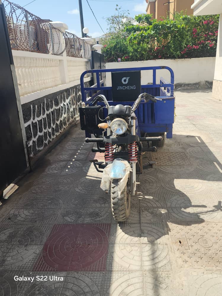 Moto Bajaj en excellent état, fiable et économique