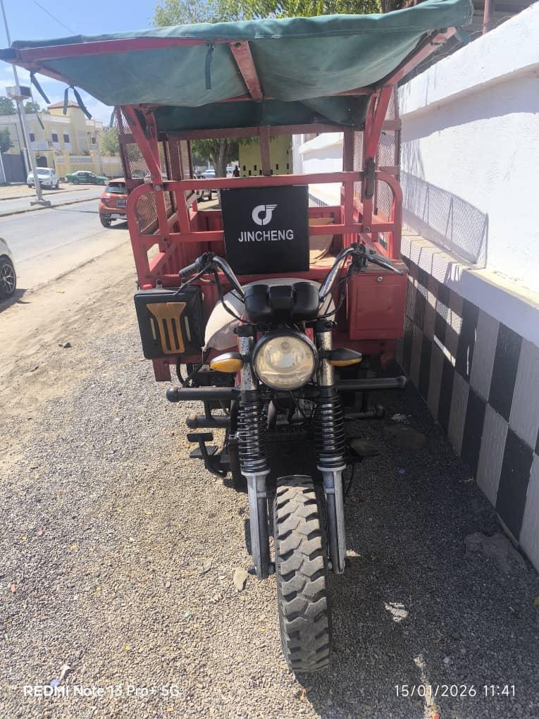 Moto Bajaj en excellent état, prix négociable