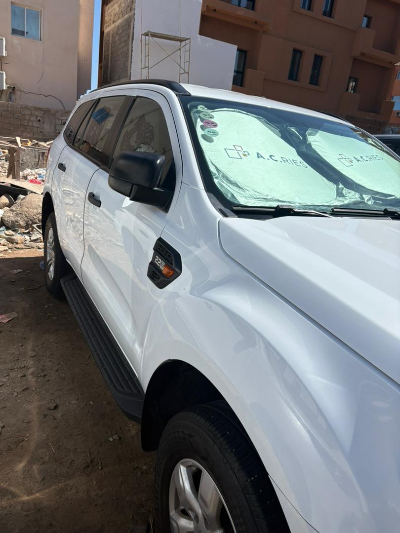 Nissan Terra 2025 automatique & Ford Everest 2022 manuelle à vendre