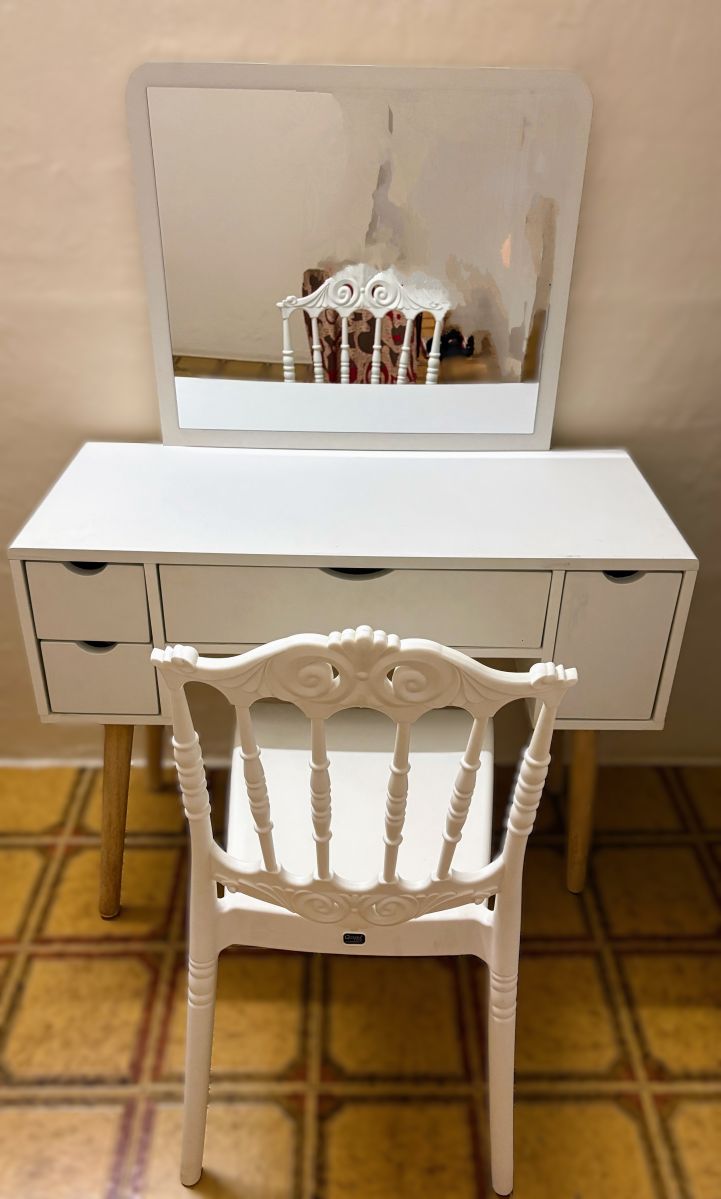 Coiffeuse et chaise assortie en excellent état