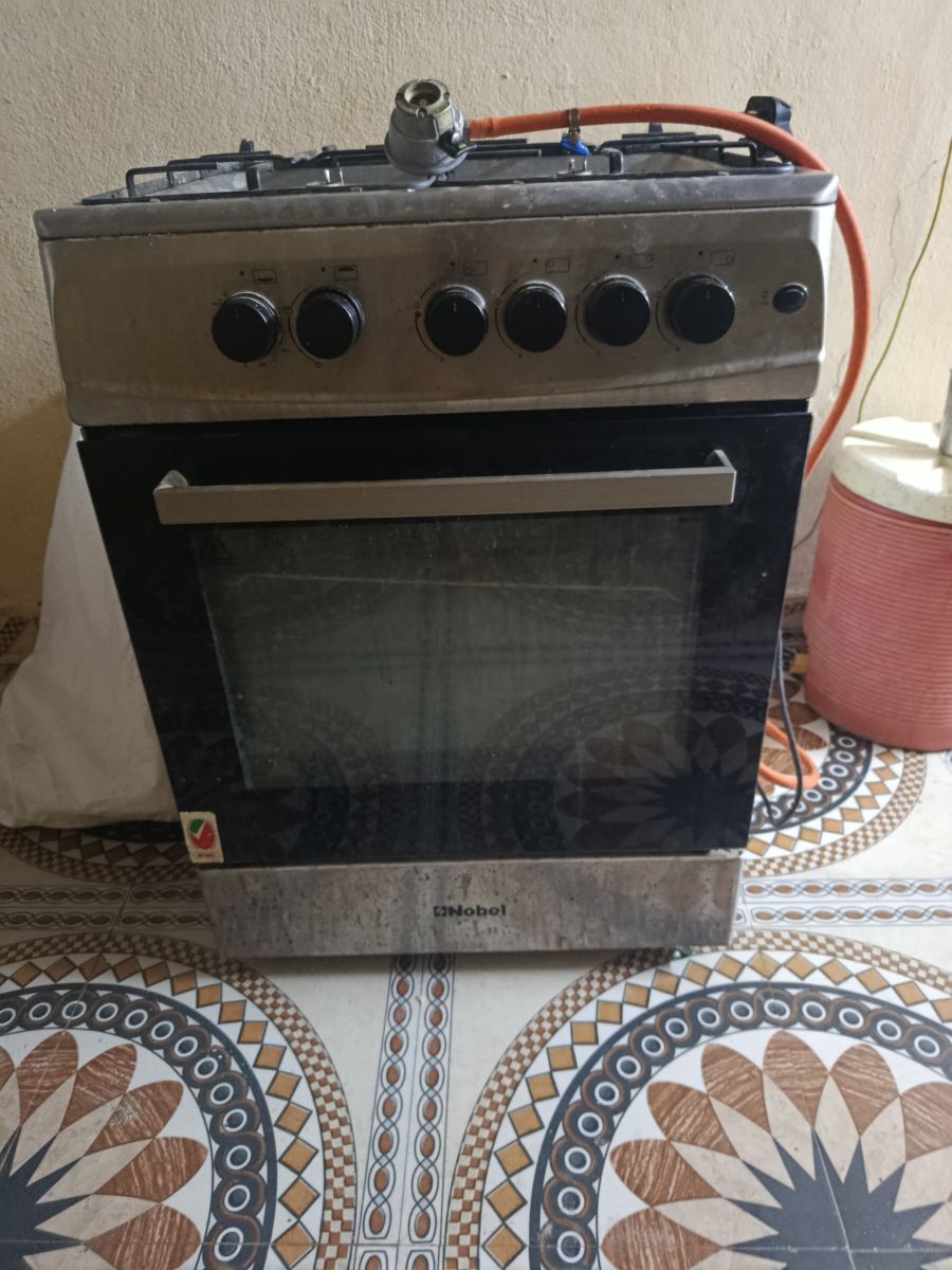 Cuisinière à gaz en bon état avec four