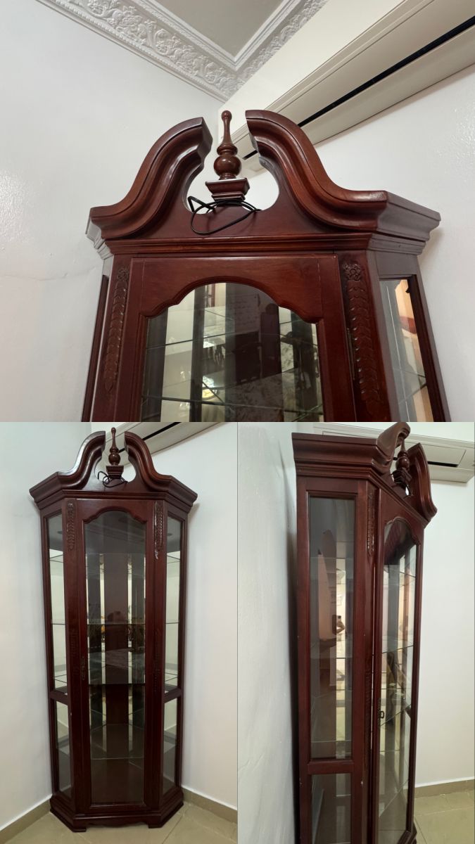 Grande armoire vitrée en bois en excellent état