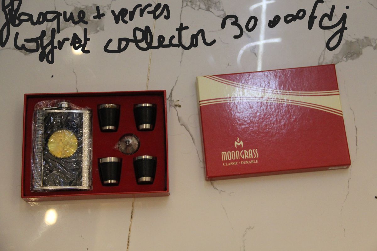 Coffret collector avec flasque et verres