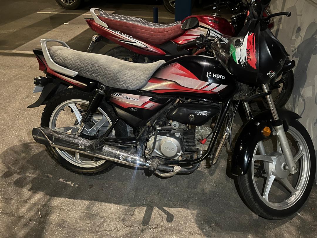 Moto HERO 100cc noire, économique et en bon état