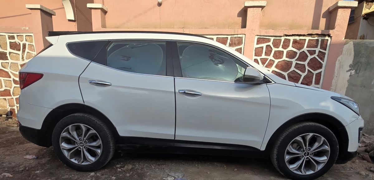 Hyundai Santa Fe 2013, bien entretenue, climatisation, Smart Key et écran Android