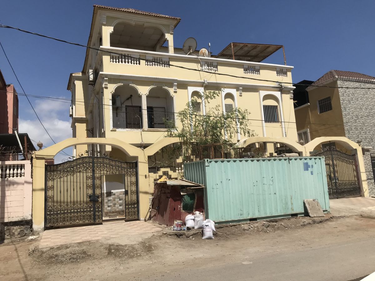 Maison F5 rénovée à louer à Saline Ouest, secteur sécurisé