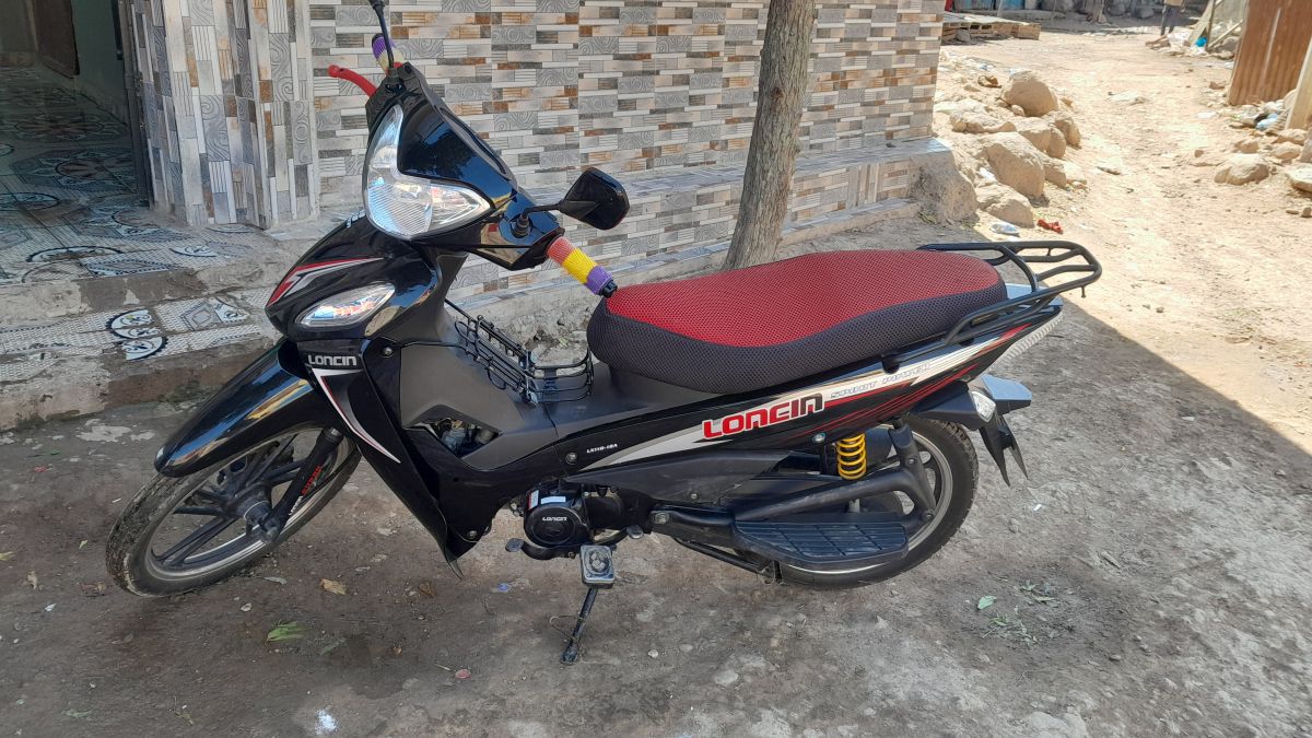 Moto Loncin 2025, très bon état, avec casque d\'origine