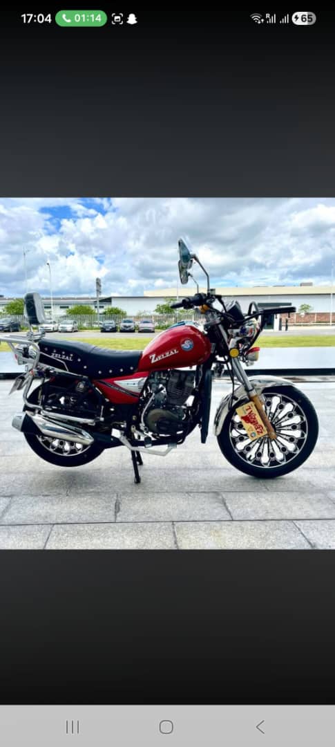 Moto Zelzal Rouge, élégante et robuste