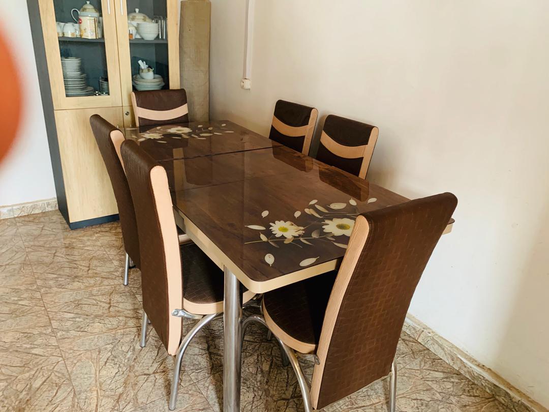 Chambre à coucher, table à manger & sallon