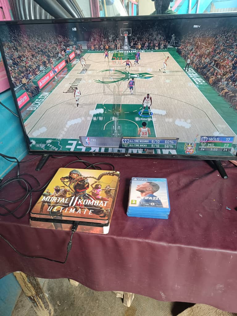 Console de jeu PS4 Slim avec manette et FIFA