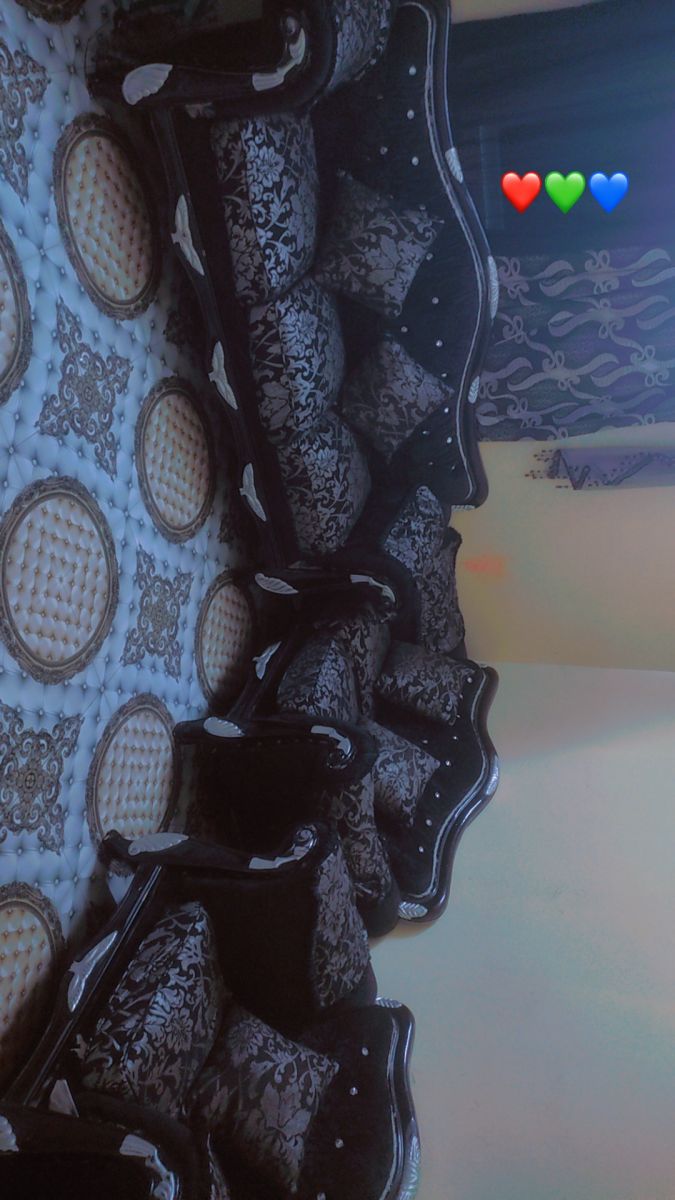 Salon complet d\'occasion, avec tapis et rideaux assortis