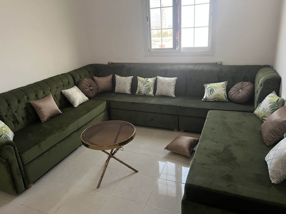 Salon Qaaci presque neuf avec partie L et banc en forme U