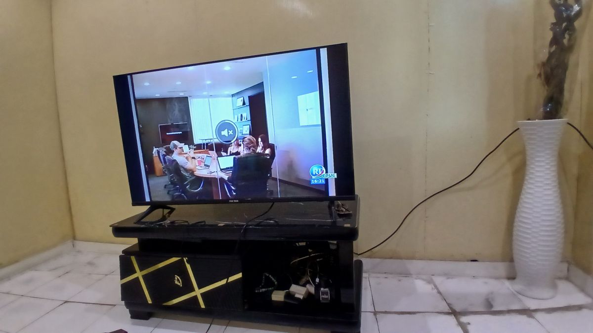 Télévision 43 pouces + table de base | Quasi neuf