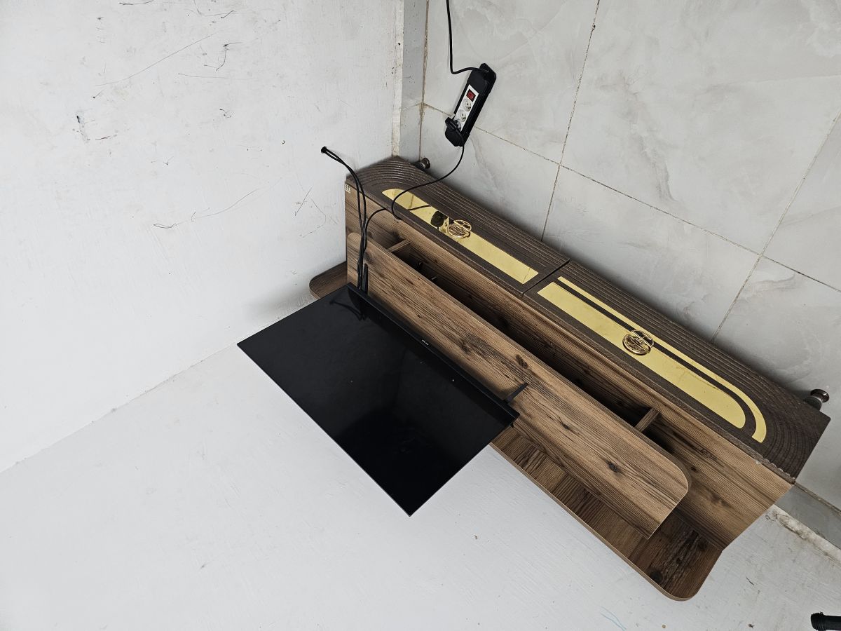 Télévision + Table en excellent état à vendre