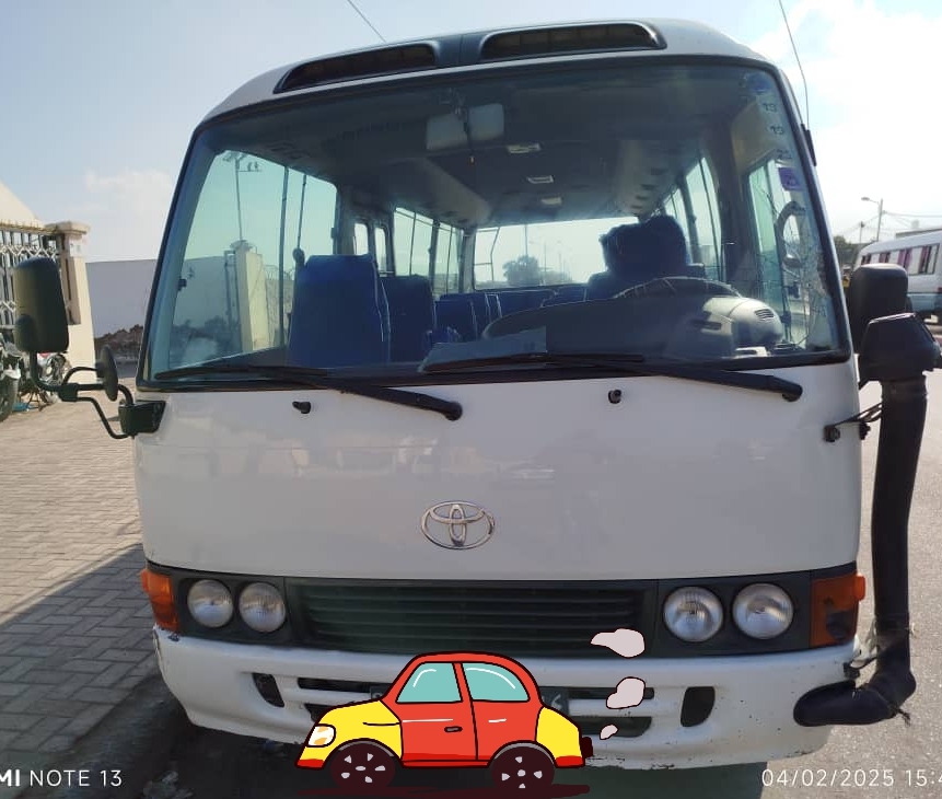 Bus Toyota Coaster en excellent état avec climatisation