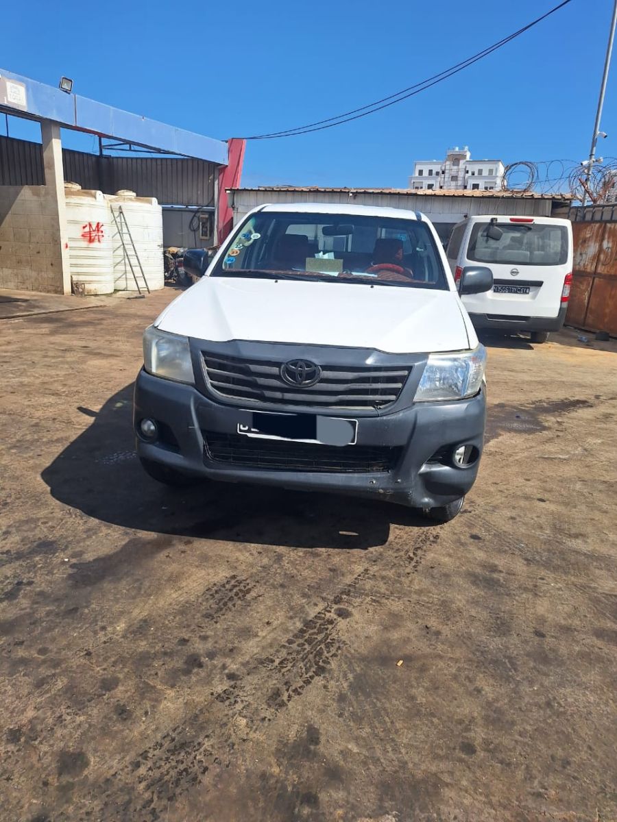 Toyota Hilux Pick-up 2015, diesel, manuelle, climatisation, robuste et fiable