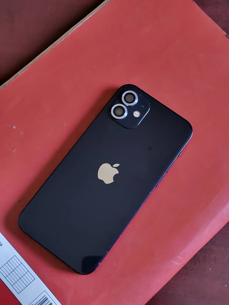 iPhone 12 et 11 en excellent état, double caméra, 128Go et 64Go
