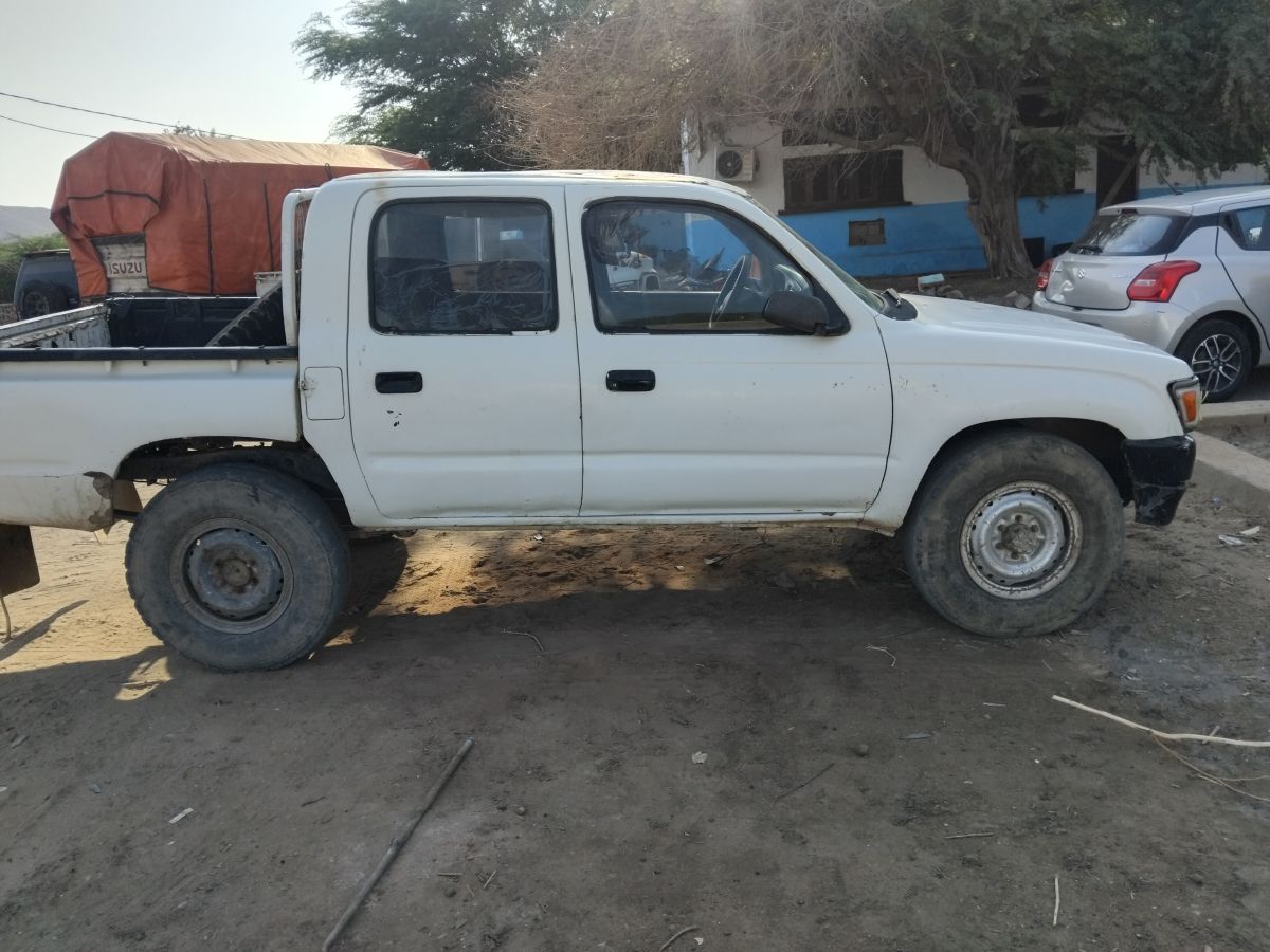 Toyota Hilux Ancien Modèle 2L en bon état