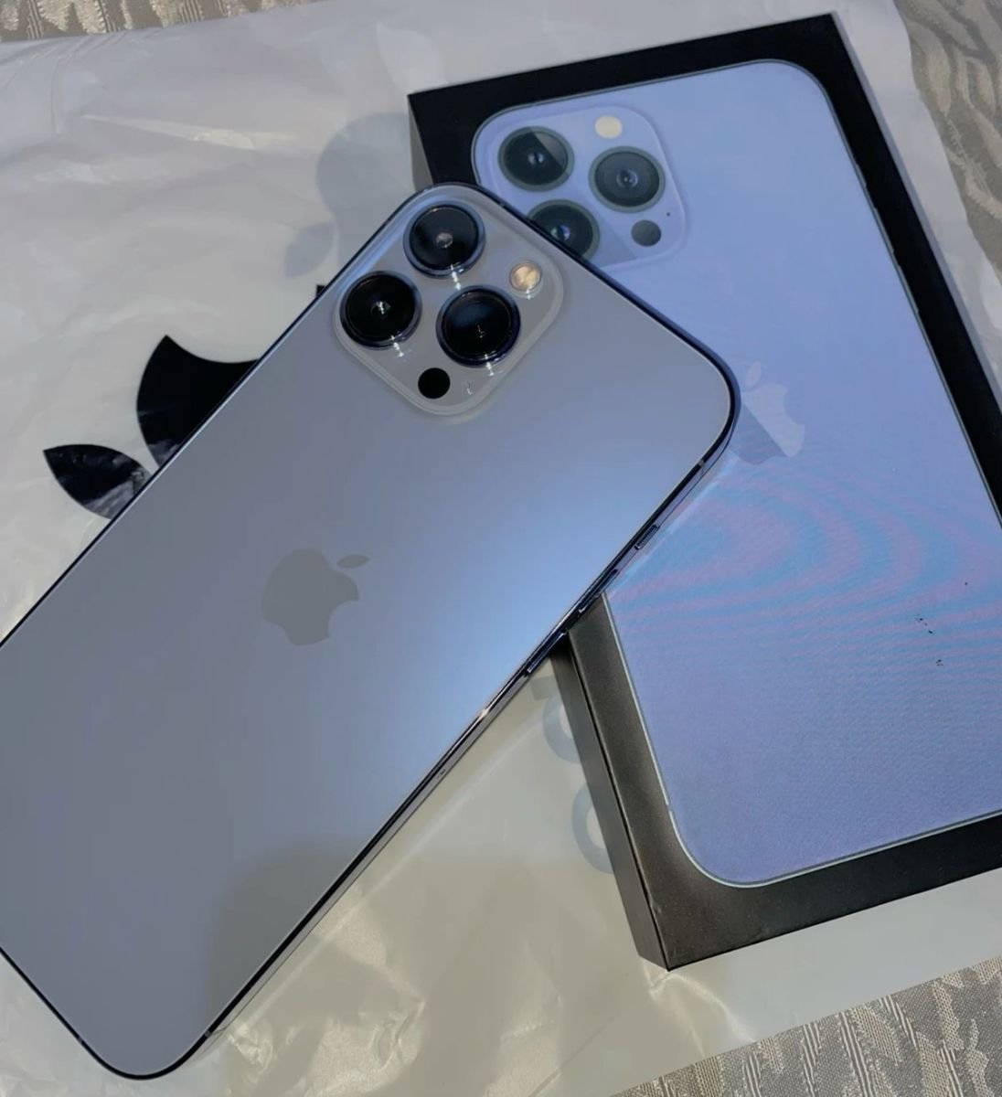 iPhone 13 Pro Max 265 Go, batterie 75, couvertures incluses