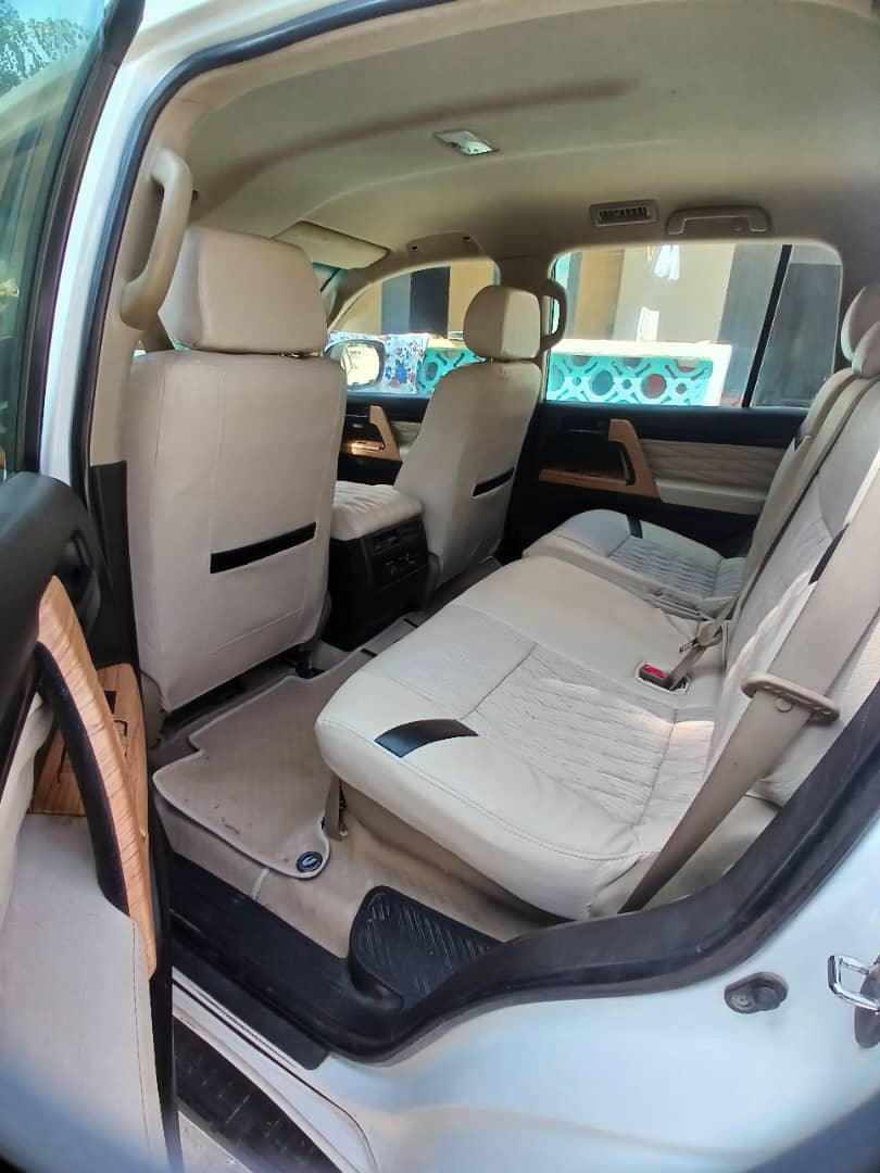 Toyota Land Cruiser V8 Diesel - Puissant et Confortable