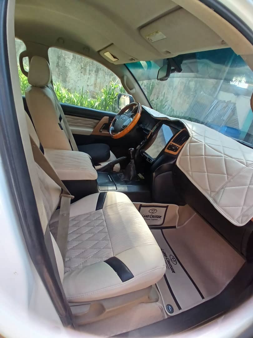 Toyota Land Cruiser V8 Diesel - Puissant et Confortable