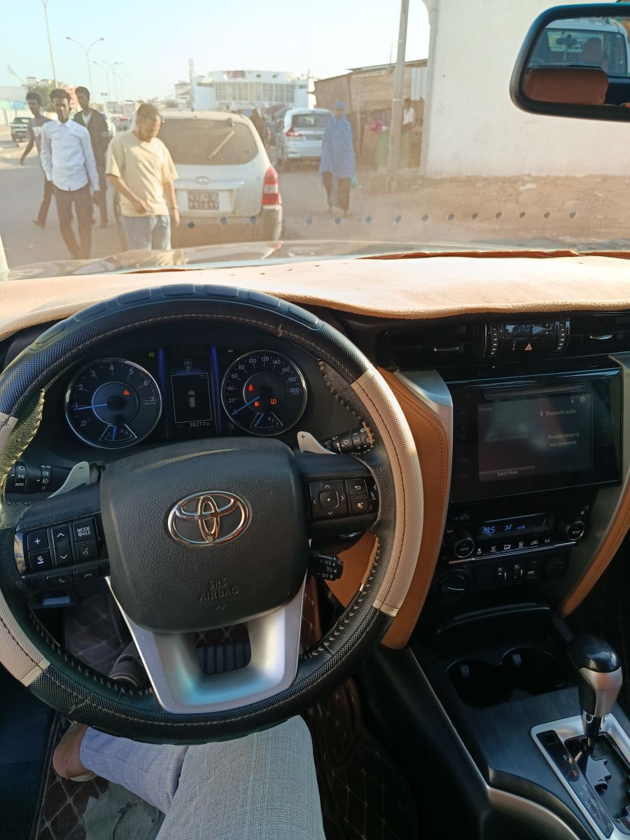 Toyota Fortuner V6, essence, noir, excellent état