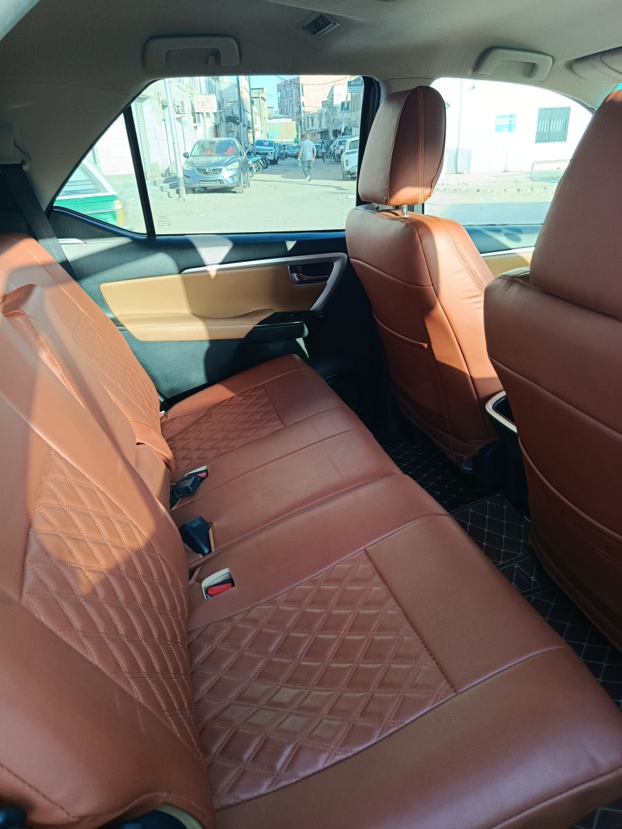 Toyota Fortuner V6, essence, noir, excellent état