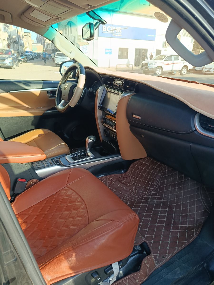 Toyota Fortuner V6, essence, noir, excellent état