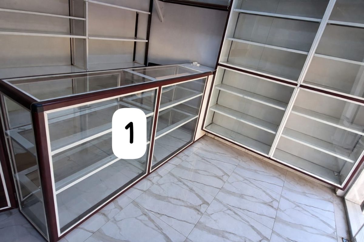 Vitrine en aluminium solide à petit prix avec étagères et casiers à vendre