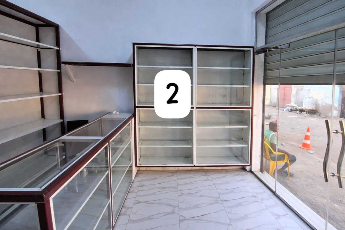 Vitrine en aluminium solide à petit prix avec étagères et casiers à vendre