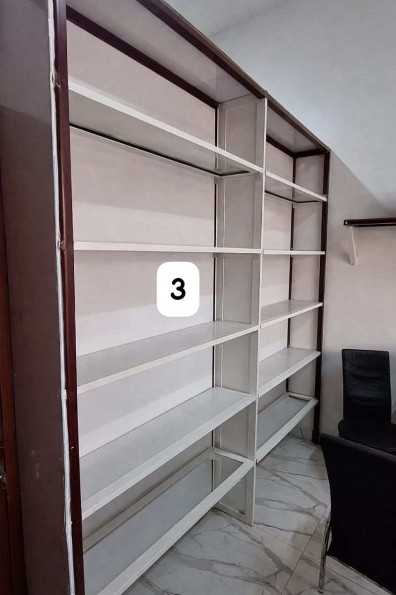 Vitrine en aluminium solide à petit prix avec étagères et casiers à vendre