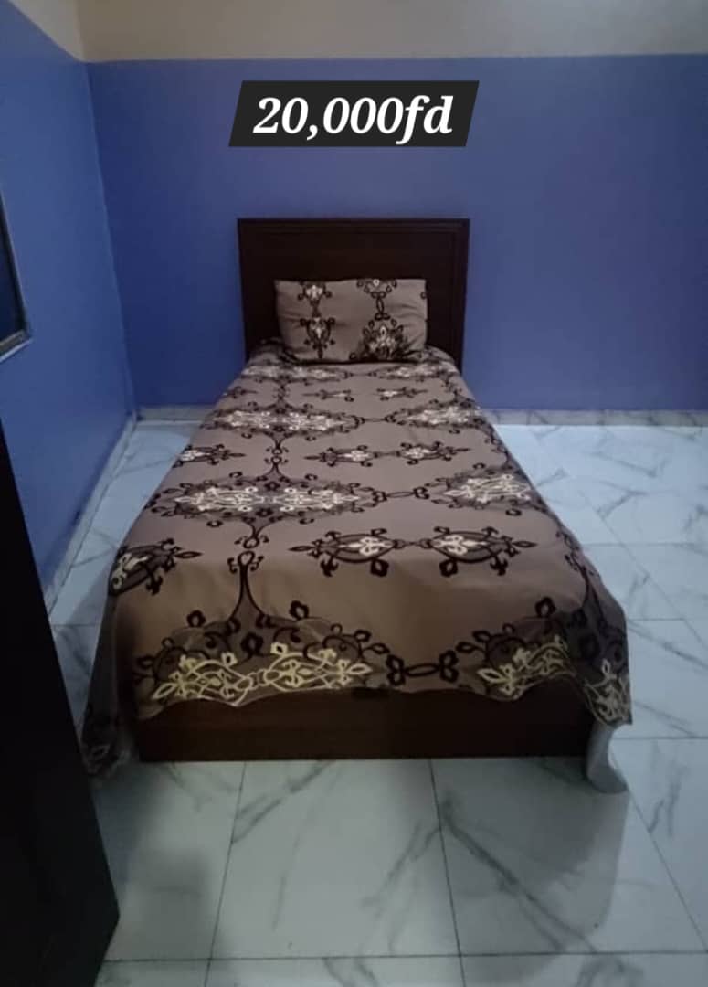 Ensemble de meubles et électroménagers en bon état à vendre