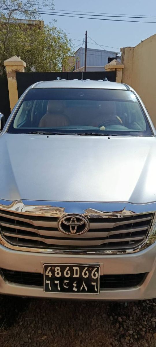 Toyota Hilux 2014, diesel, climatisé - Renault Kwid 2019, essence, économique