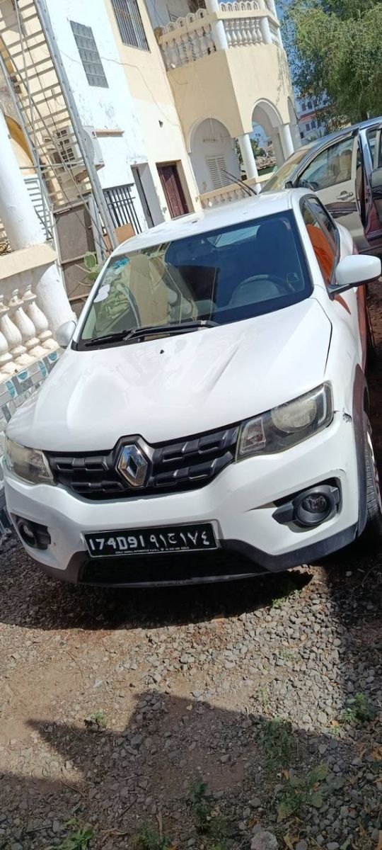 Toyota Hilux 2014, diesel, climatisé - Renault Kwid 2019, essence, économique