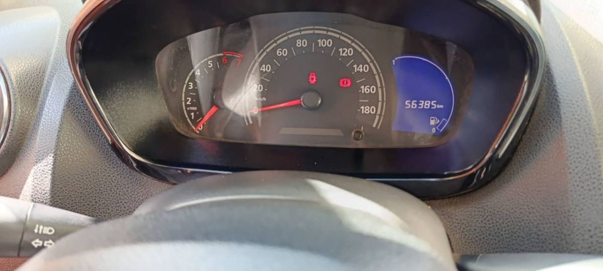 Toyota Hilux 2014, diesel, climatisé - Renault Kwid 2019, essence, économique