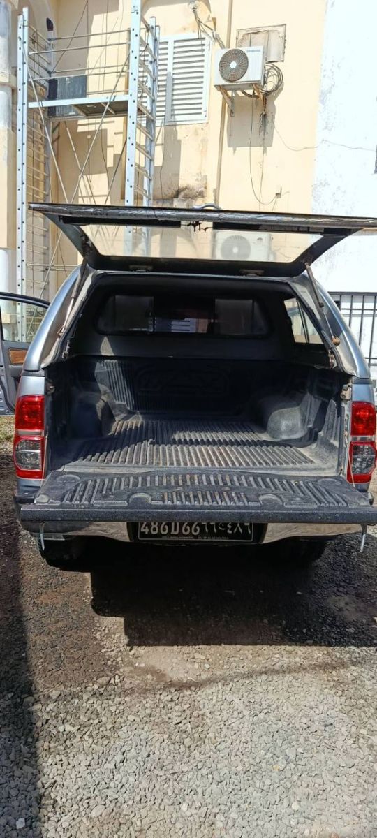 Toyota Hilux 2014, diesel, climatisé - Renault Kwid 2019, essence, économique