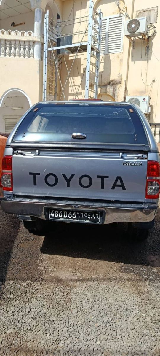 Toyota Hilux 2014, diesel, climatisé - Renault Kwid 2019, essence, économique