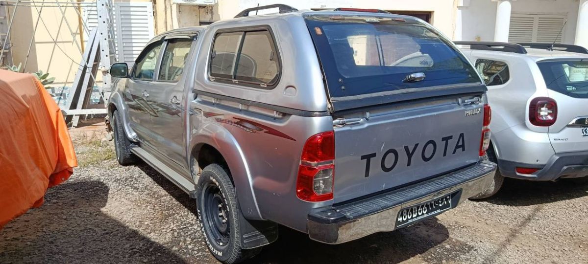 Toyota Hilux 2014, diesel, climatisé - Renault Kwid 2019, essence, économique
